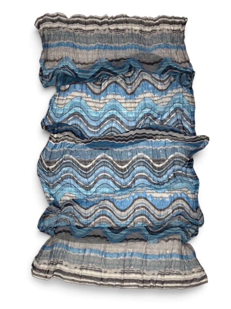 Foulard de seconde main, motif visible à plat