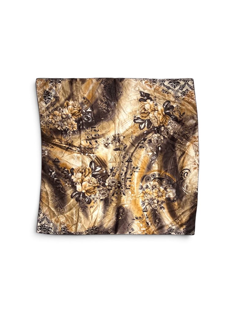 Foulard de seconde main, motif visible à plat