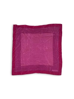 Foulard de seconde main, motif visible à plat