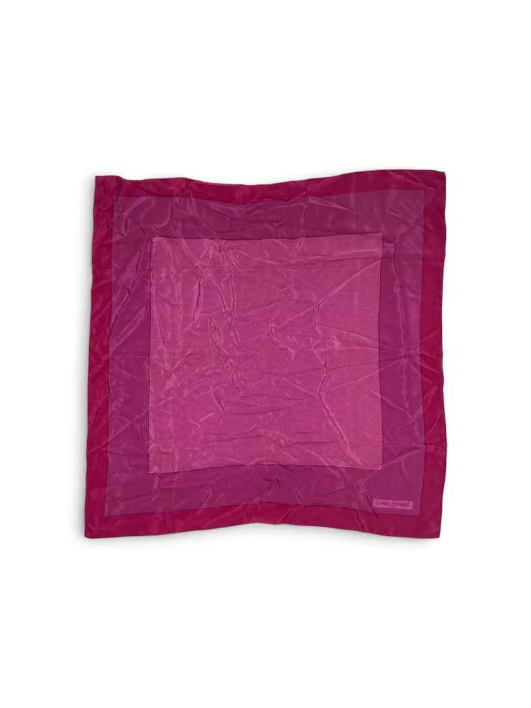 Foulard de seconde main, motif visible à plat