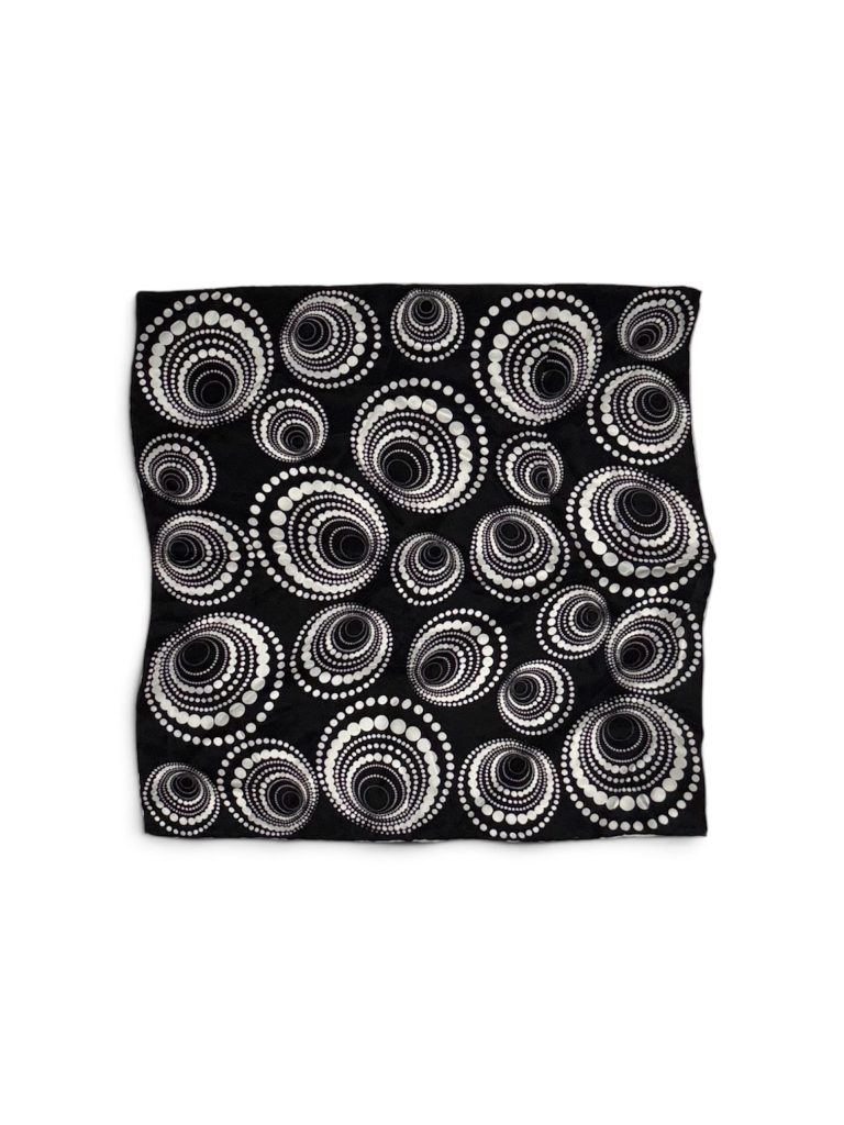 Foulard de seconde main, motif visible à plat
