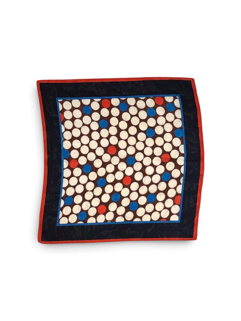 Foulard de seconde main, motif visible à plat