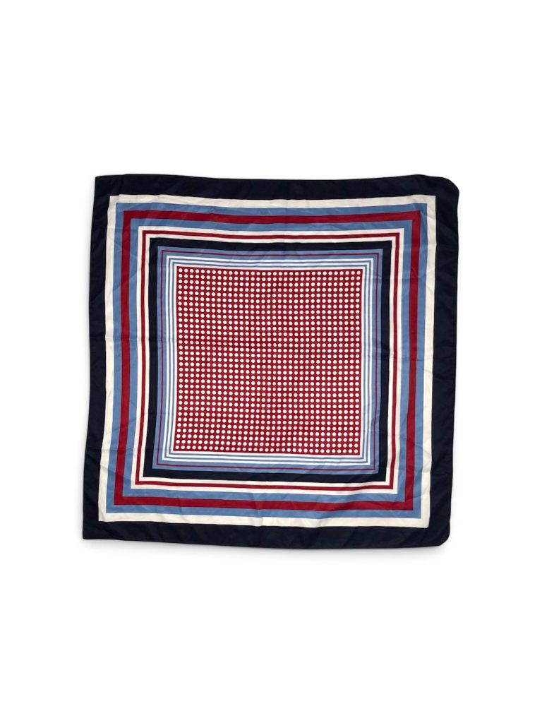 Foulard de seconde main, motif visible à plat