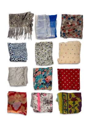 Foulard de seconde main plié au carré